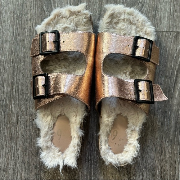 Rose gold fuzzy sandals - Picture 3 of 5